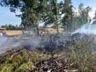 2020-08-18 - Pożar sterty drewna nieopodal Leśna